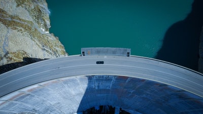 鸟瞰图混凝土道路旁边的水域
